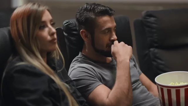 Хейли Рид и бойфренд трахаются с незнакомцем в кинотеатре