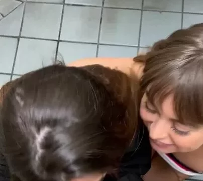 Райли Рид и подруга в ванной